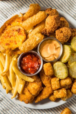 Kızarmış aperatif tabağı yanında patates kızartması Mozzarella çubuğu ve tavuk.