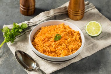 Ev yapımı, limonlu ve domatesli Meksika pirinci.