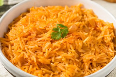 Ev yapımı, limonlu ve domatesli Meksika pirinci.