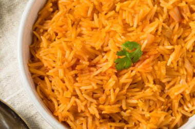 Ev yapımı, limonlu ve domatesli Meksika pirinci.