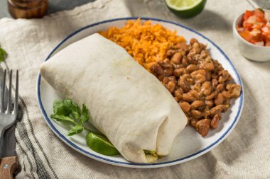 Guacamole ve Salsa soslu ev yapımı Meksika peynirli biftek.