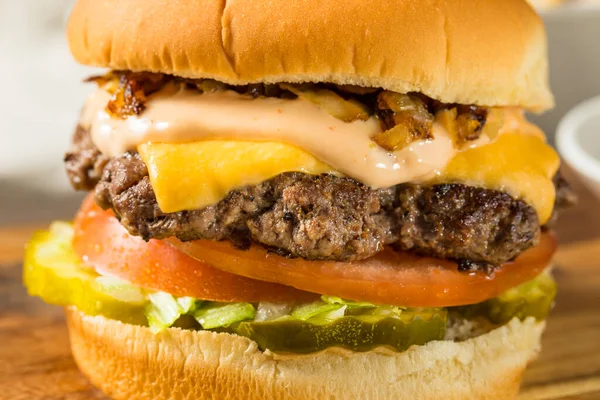 Fast Food Cheeseburger Zwierzęcy Sosem Burgerowym Ogórkami — Zdjęcie stockowe
