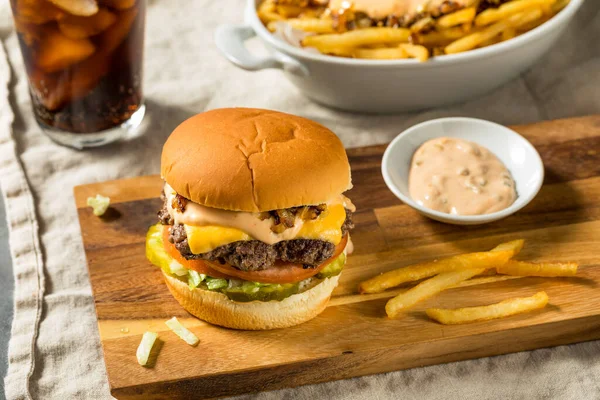 Fast Food Animal Cheeseburger Com Molho Hambúrguer Picles — Fotografia de Stock