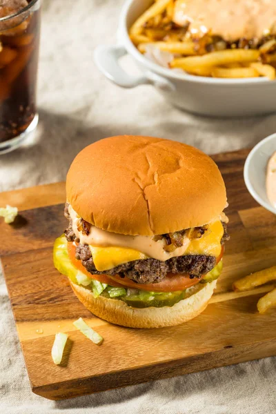 Fast Food Cheeseburger Zwierzęcy Sosem Burgerowym Ogórkami — Zdjęcie stockowe