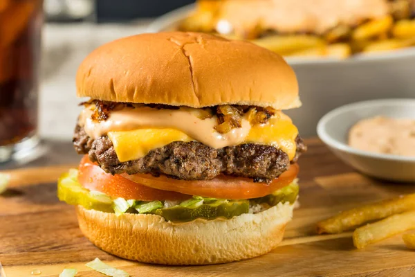 Fast Food Animal Cheeseburger Mit Burger Sauce Und Essiggurken — Stockfoto