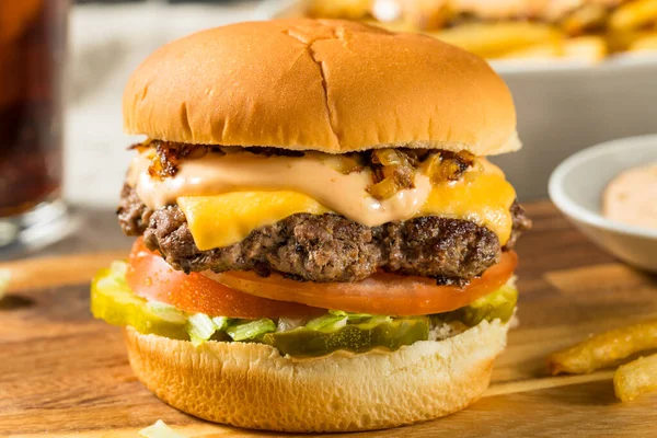 Fast Food Animal Cheeseburger Σάλτσα Burger Και Τουρσί — Φωτογραφία Αρχείου