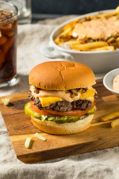 Fast Food Animal Sajtburger Burger Szósszal Uborkával — Stock Fotó