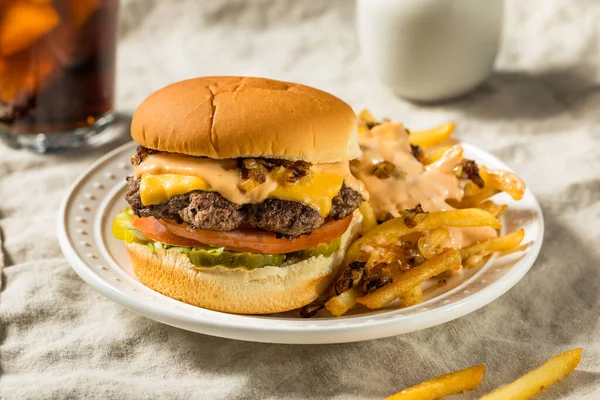 Fast Food Animal Cheeseburger Σάλτσα Burger Και Τουρσί — Φωτογραφία Αρχείου