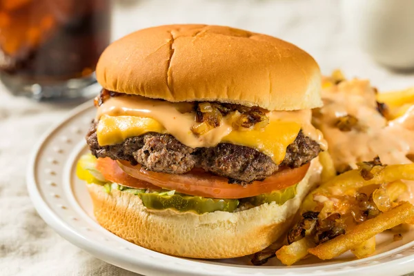 Fast Food Animal Cheeseburger Com Molho Hambúrguer Picles — Fotografia de Stock