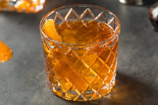 Bebida Fria Bourbon Old Cocktail Fashioned Com Uma Fatia Laranja — Fotografia de Stock