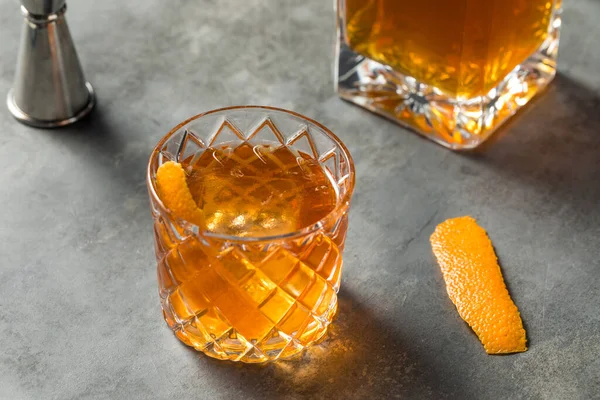Bebida Fria Bourbon Old Cocktail Fashioned Com Uma Fatia Laranja — Fotografia de Stock