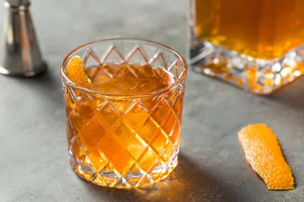 Boozy Cold Bourbon Old Fashioned Cocktail Mit Einer Orangenscheibe — Stockfoto