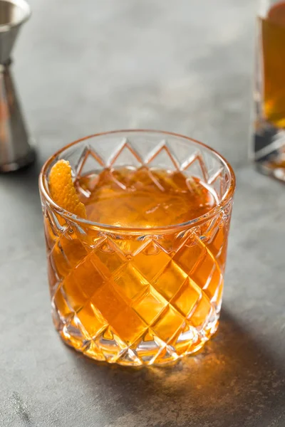 Boozy Cold Bourbon Cocktail Ancienne Avec Une Tranche Orange — Photo
