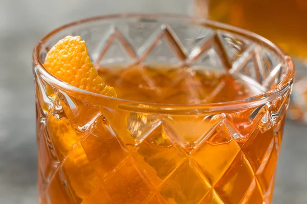 Boozy Cold Bourbon Old Fashioned Cocktail Met Een Sinaasappelschijfje — Stockfoto