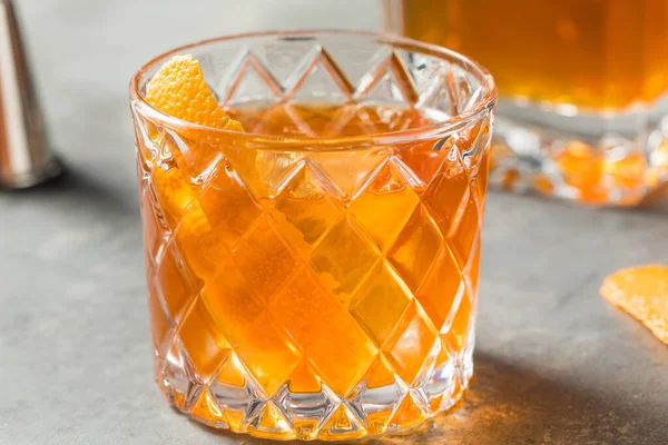 Ποτό Κρύο Bourbon Old Fashioned Κοκτέιλ Μια Φέτα Πορτοκάλι — Φωτογραφία Αρχείου