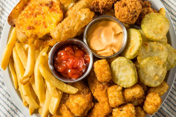 Deep Fried Appetizer Schotel Met Patat Tots Mozzarella Sticks Kip — Stockfoto