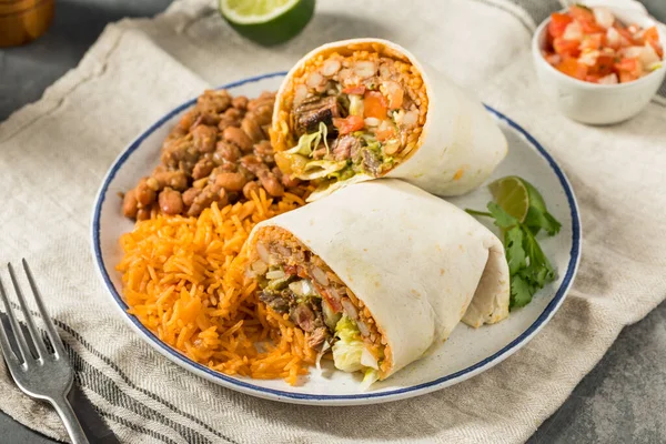 Domácí Mexické Sýrové Burrito Guacamole Salsou — Stock fotografie