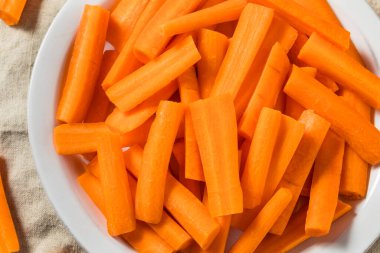 Tabakta çiğ turuncu organik havuç.