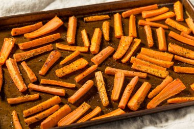 Ev yapımı organik fırında havuç.