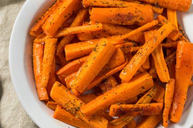 Ev yapımı organik fırında havuç.