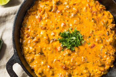 Ev yapımı Queso Dip Tortilla Chips