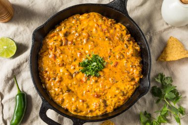 Ev yapımı Queso Dip Tortilla Chips