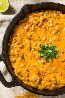Ev yapımı Queso Dip Tortilla Chips