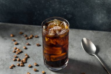 Soğuk, ferahlatıcı, soğuk bir bardak kahve.