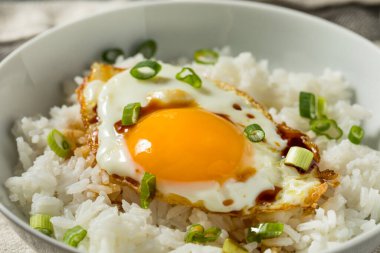 Ev yapımı Asya usulü sahanda yumurta ve Soya soslu pirinç kahvaltısı.