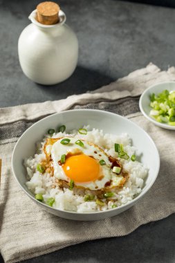 Ev yapımı Asya usulü sahanda yumurta ve Soya soslu pirinç kahvaltısı.