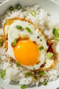 Ev yapımı Asya usulü sahanda yumurta ve Soya soslu pirinç kahvaltısı.