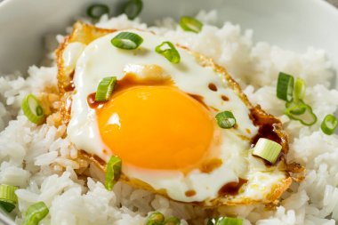 Ev yapımı Asya usulü sahanda yumurta ve Soya soslu pirinç kahvaltısı.