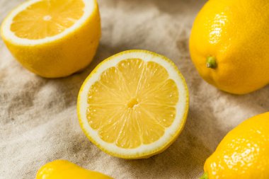 Organik Tohumsuz Sarı Limonlar Bir demet