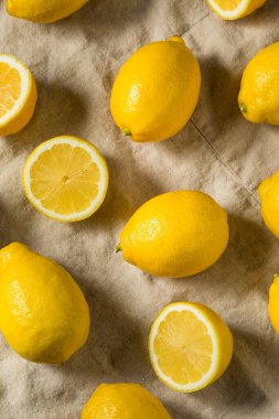 Organik Tohumsuz Sarı Limonlar Bir demet