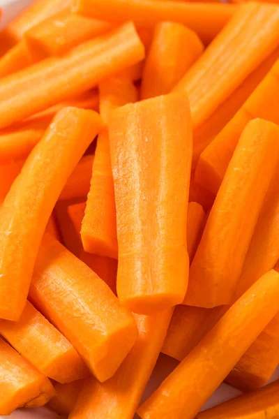 Rohe Orange Bio Karotten Auf Einem Teller — Stockfoto