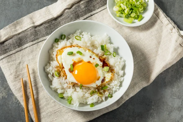 Домашнее Азиатское Жареное Яйцо Рисовый Завтрак Соевым Соусом — стоковое фото