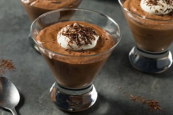 甜而丰富的巧克力慕斯甜点在杯子里 — 图库照片