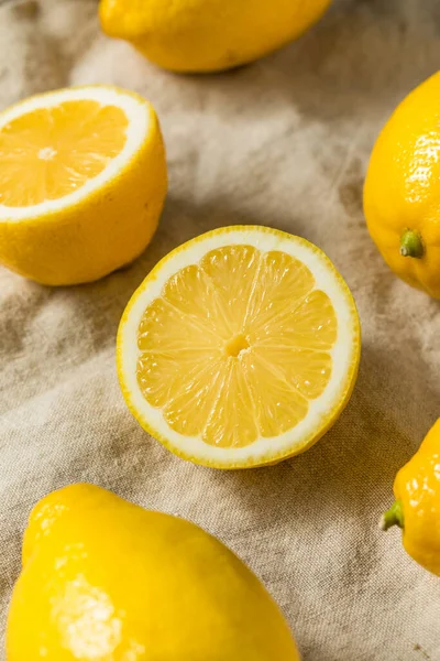 Citrons Jaunes Sans Pépins Crus Biologiques Grappe — Photo