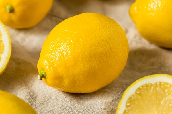 Limones Amarillos Sin Semillas Crudos Orgánicos Racimo —  Fotos de Stock