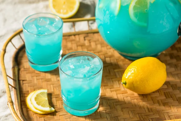 Kalter Erfrischender Blue Fruit Punch Cocktail Glas — Stockfoto