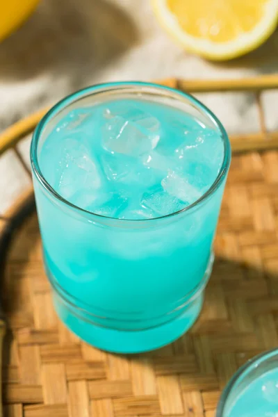 Koud Verfrissend Blauw Fruit Punch Cocktail Een Glas — Stockfoto