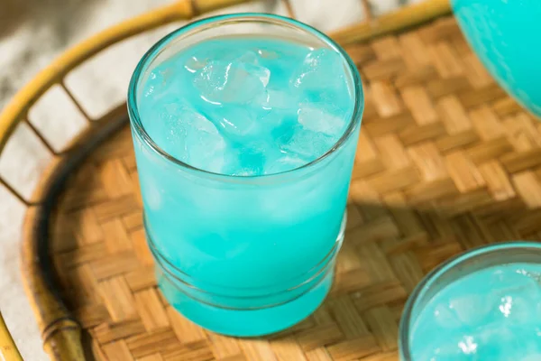 冷保鲜蓝色水果冲泡鸡尾酒在玻璃杯中 — 图库照片