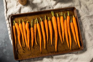 Çiğ portakallı organik havuç, tuzlu ve biberli.