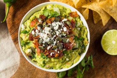 Pastırma Pepitas ve Queso Fresco ile ev yapımı Gourmet Fancy Guacamole.