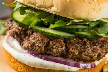 Ev yapımı sağlıklı kuzu burger ve patates kızartması.