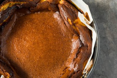 Pişmiş Bask peynirli keki. Yenmeye hazır bir tavada.