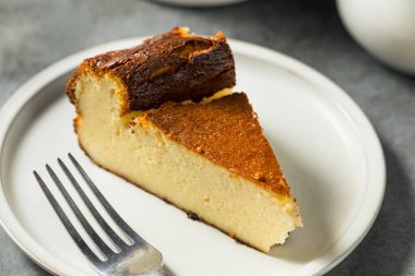 Pişmiş Bask peynirli keki. Yenmeye hazır bir tavada.