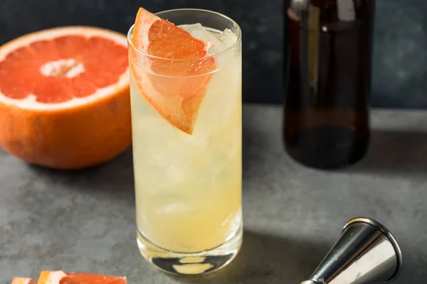 玻璃杯中的冷饮柚子果仁拉德勒 — 图库照片