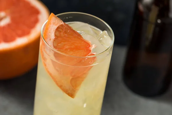 Kalter Boozy Grapefruit Gin Radler Glas — Stockfoto