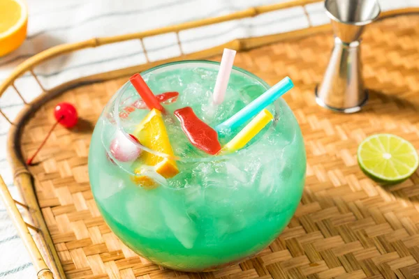 Bebida Azul Frio Tiki Fishbowl Cocktail Com Laranja Rum — Fotografia de Stock